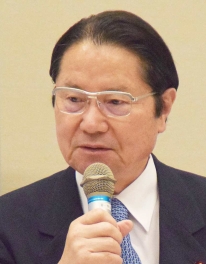 挨拶する衛藤征士郎会長